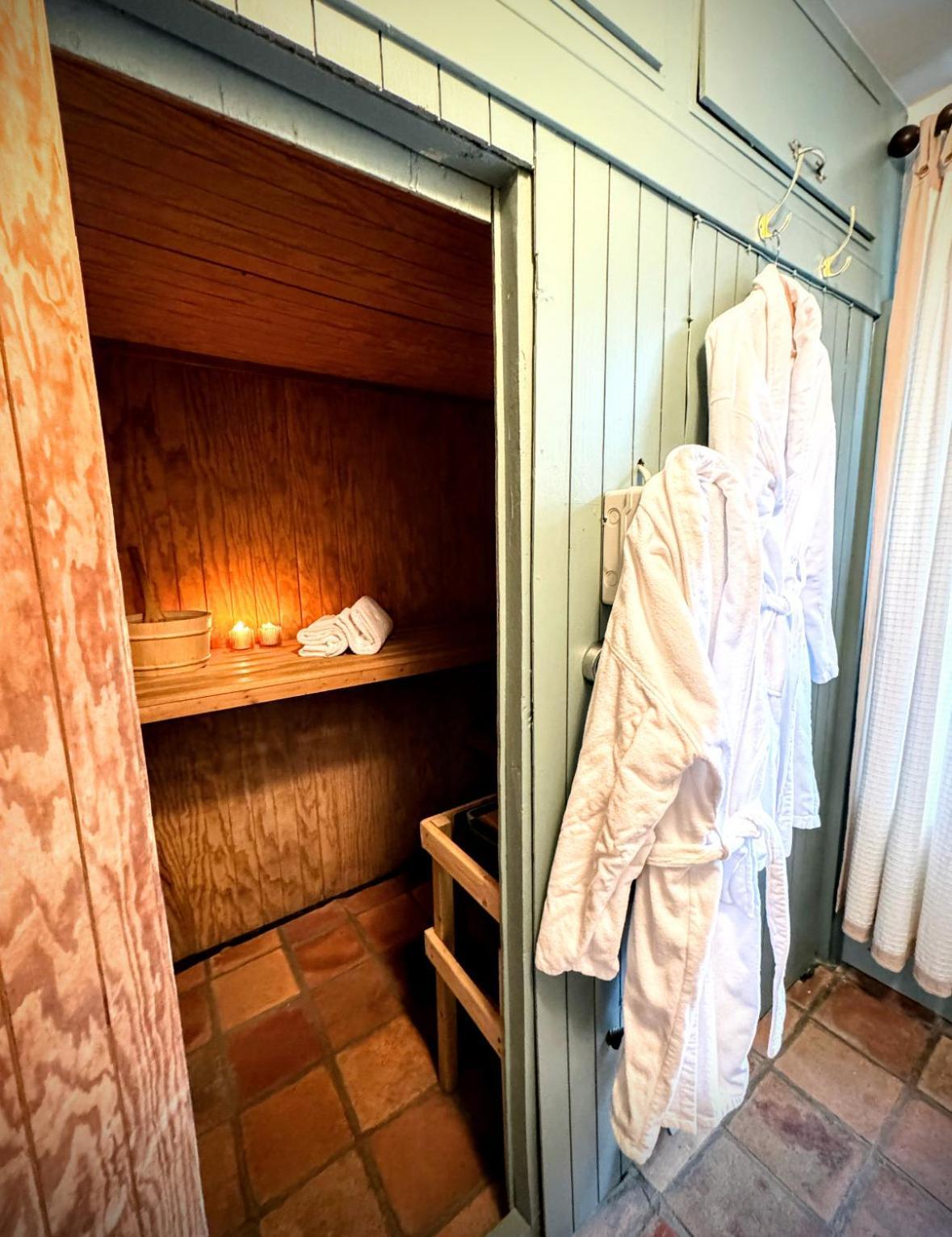 Clone Country House Aughrim Eksteriør bilde A bathrobe hanging in a closet