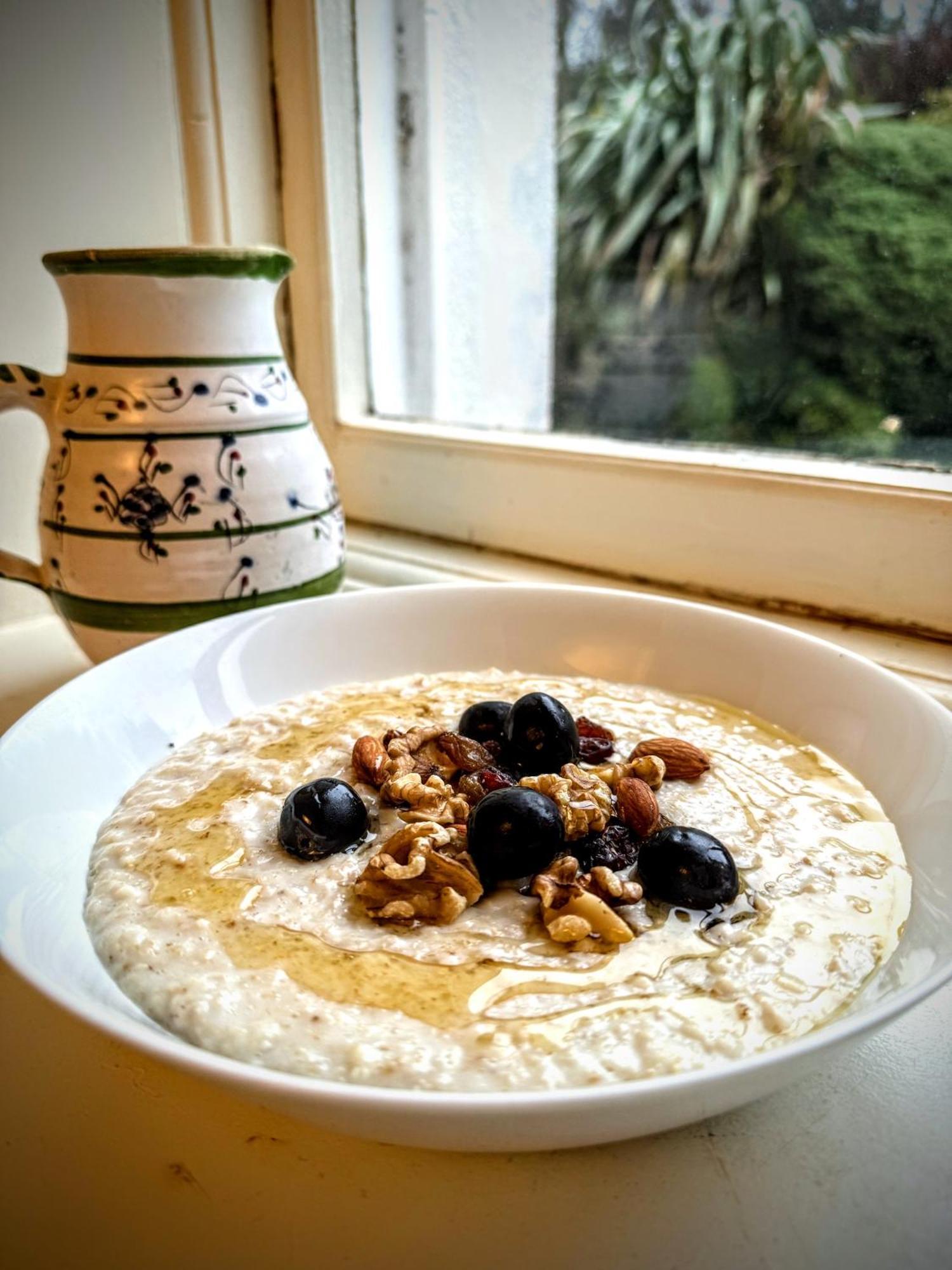Clone Country House Aughrim Eksteriør bilde Oatmeal with blueberries and walnuts