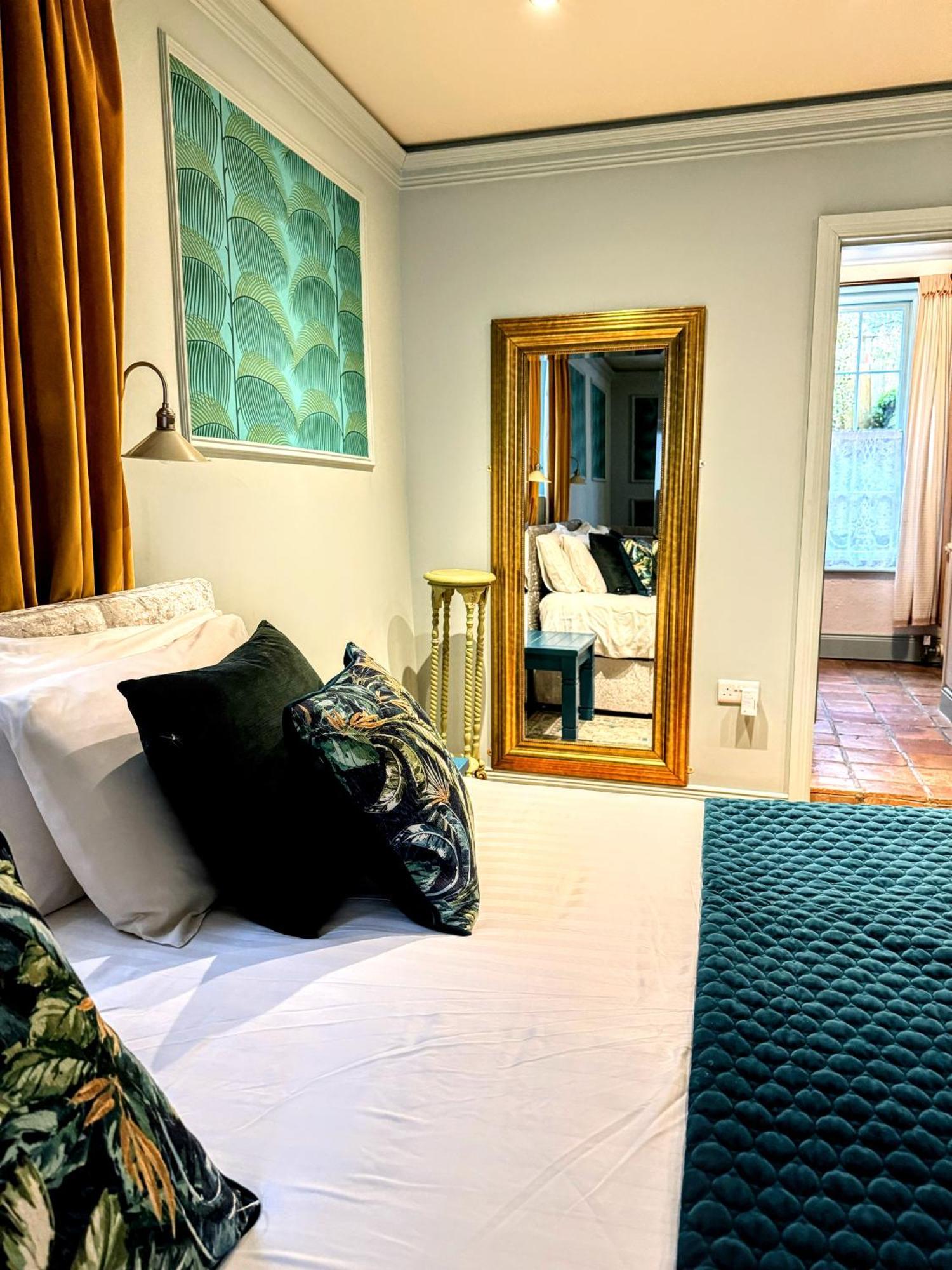 Clone Country House Aughrim Eksteriør bilde A mirror in a bedroom